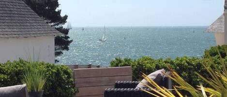 Terrasse avec vue sur l'océan et le chenal d'accès au port