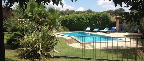 La piscine et sa barrière coulissante