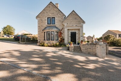 Una hermosa casa amueblada, en Swanage con estacionamiento bien equipado para los niños