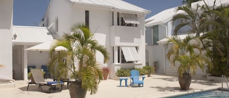 House and Pool, 2 Mango Court