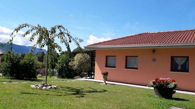 Casa rural independiente con jardín rodeada del verde de los Dolomitas.