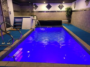 pool light on