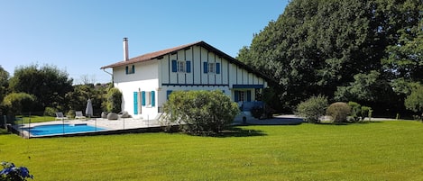 Vue maison et piscine cloturée