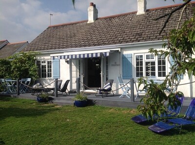 Freistehendes Sunny Seaside Cottage mit eigenem Garten Surrounding und Sonnendeck