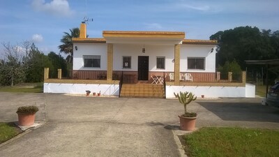 Ambiente tranquilo en zona rural, gran jardín y piscina, árboles frutales. relajarse, tranquilo