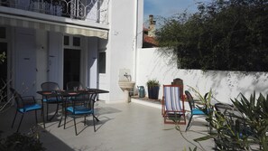 kitchen doors lead onto terrace 