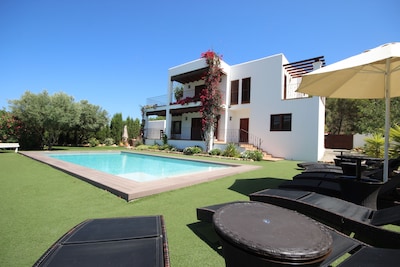 Moderne Villa mit privatem Pool, Nähe Cala Gracio & San Antonio