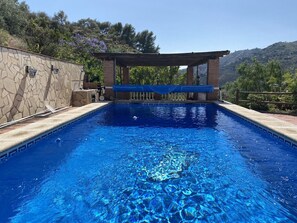 8x4m swimming pool, glistening in the sun (Jan 2023)