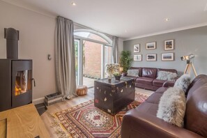 Kipling House, Wells-next-the-Sea: The sitting room french doors lead out onto the patio situated in the fully enclosed garden