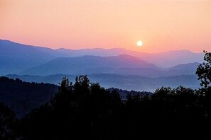 Lever de soleil sur la montagne près du gîte La Grange du Cindé