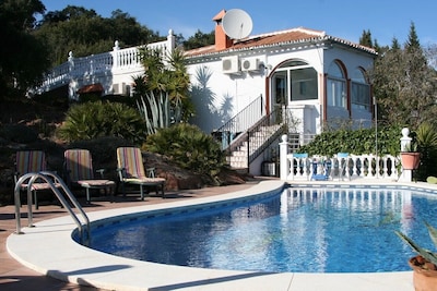 Schöne private Villa mit herrlichem Panoramablick und traumhafte, lange Pool