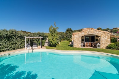 Villa con piscina en Castiadas con interiores finos, a pocos kilómetros del mar