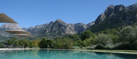 Pool mit Blick in die Berge