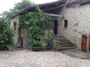 Entrance and covered terrace.