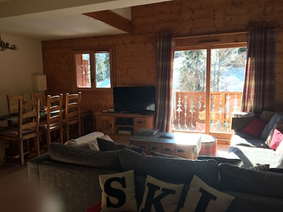 Spacious 4 bed ski apartment on the slope