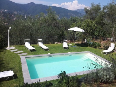 Elegante apartamento 2-4 personas en casa Liberty, olivos y piscina, zona residencial excelente, en las alturas de Santa Margherita Ligure