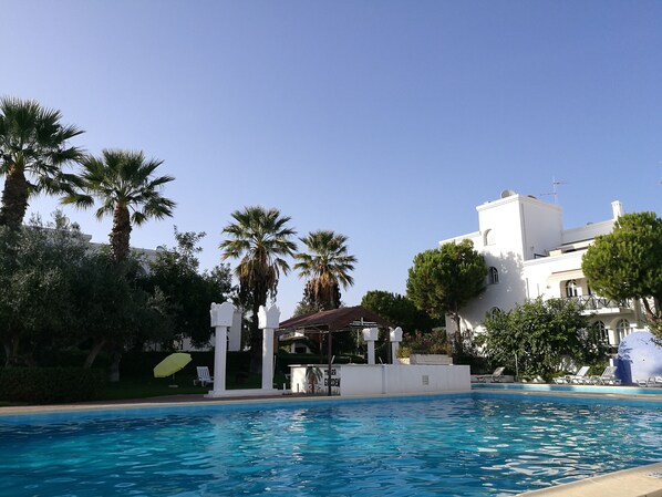 main pool with bar and café/snack bar next to it.