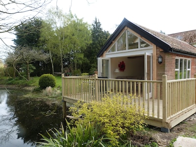 Fabelhaftes Boutique-Cottage für 2 Personen mit Blick auf einen großen Teich und Gärten