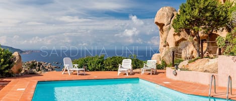 Hervorragende Lage für diese schöne Villa zur Miete in Costa Paradiso, Sardinien.