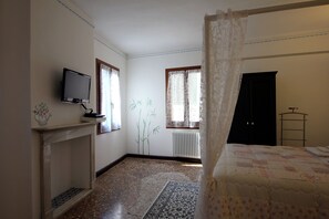 Double Bedroom with Canopy Bed