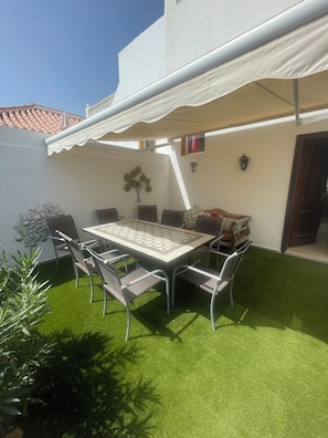 Breakfast / evening drinks area with retractable canopy 