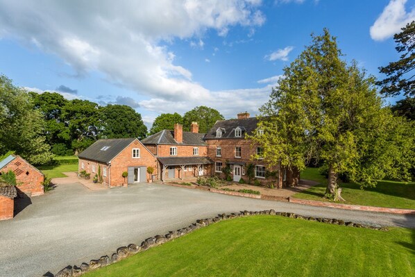 Wonderful Monnington House and Garden Cottage huge gardens and grounds