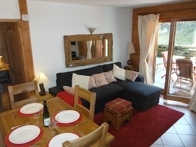 Les Houches, groundfloor 2 bed apt, approx 100m to lifts, south facing terrace.