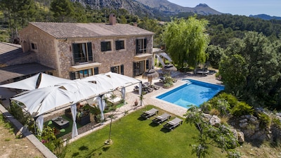 Schöne Villa mit herrlichem Meer und Bergblick umgeben von Natur in Andratx