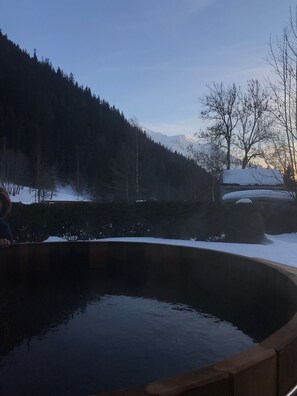 Nordic Bain 'hot tub' at night with views over Mont Blanc