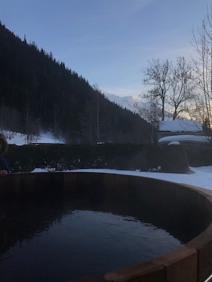 Nordic Bain 'hot tub' at night with views over Mont Blanc