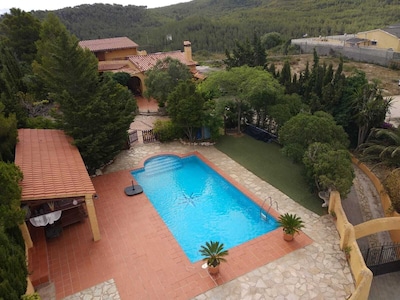 PLEASANT HOUSE WITH PRIVATE SWIMMING POOL&GARDEN , 15 MINUTES TO BEACH