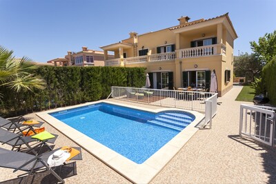 Puig de Ros. Amplia casa con piscina privada, ideal para vacaciones en familia. 