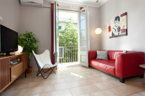 living-room-balcony-bright-quiet-sant-antoni-eixample-barcelona