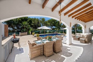 Dining "al fresco" and comfortable lounge area