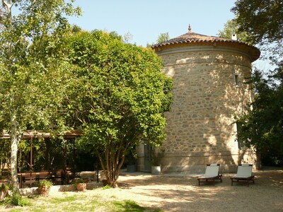 Torre romántica del siglo XIX + (anexo de verano) en 1 acre propio cerca del mar 