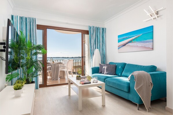 WOHNUNG IN ERSTER MEERLINIE MIT POOL
