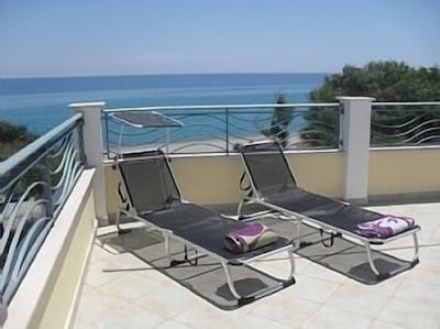 Beachfront apartment in prime position with rooftop terrace, balcony and patio.