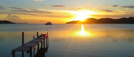 La vue depuis la plage de maora, à 100 mètres du studio.