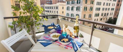 The aperitif on the balcony at sunset - L'aperitivo al tramonto sul balcone


