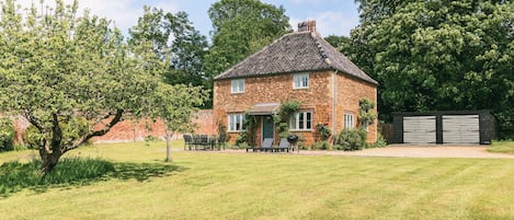 Park Cottage, Fring: Front elevation and garden