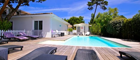 La piscine depuis les bains de soleil.