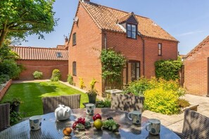 The Haven, Wells-next-the-Sea: South facing enclosed walled sunny terraced garden with garden furniture