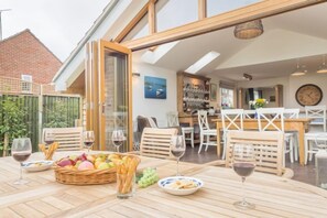 The Potting Shed, Ringstead: Outside dining area