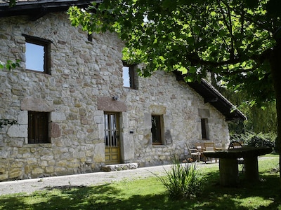 Unabhängiges Bauernhaus mit Blick auf den Kamm von Amboto mit WIFI