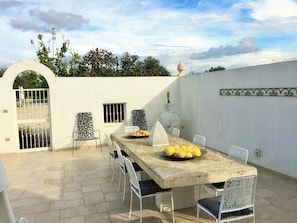 Dine al fresco for up to 8 people. Umbrella nearby for shade if required.