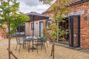 The Old Butcher's Stores, Heacham: Enclosed courtyard garden with outdoor dining furniture
