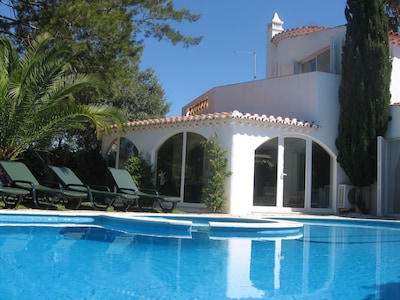 Ein Zuhause in der Ferne Erschwingliche, atemberaubende mediterrane Villa mit privatem Pool und Garten