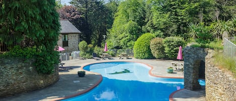 Lovely Gatehouse West overlooking the gorgeous outdoor pool.