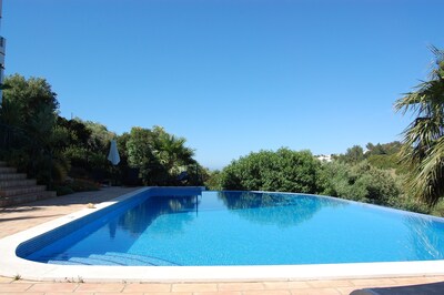 Villa with large infinity pool, gardens and parking for 2 cars, with sea views