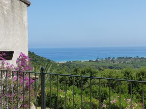 une partie de la vue sur la mer plage de FAUTEA  et montagne 